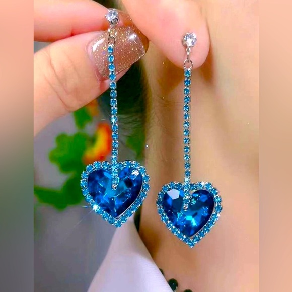 Jewelry - Nwt Blue Heart 💙 drop earrings